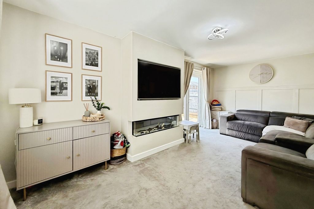 Property photo 3 of 17 Living Room