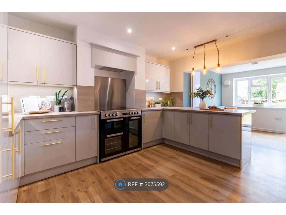 Property photo 3 of 11 Modern, Fitted Kitchen