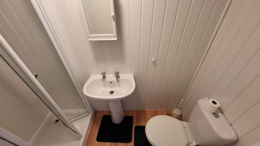 Property photo 3 of 12 A Neat And Well-Maintained Bathroom Featuring A Mo...