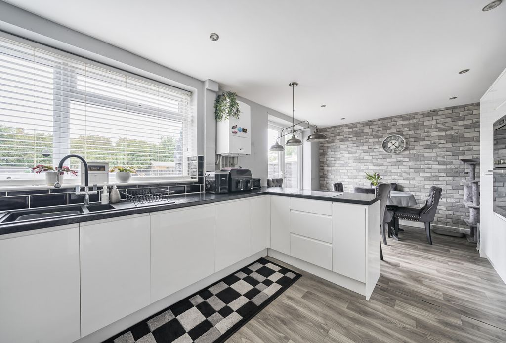 Property photo 3 of 9 1332685-10-688Cf1...