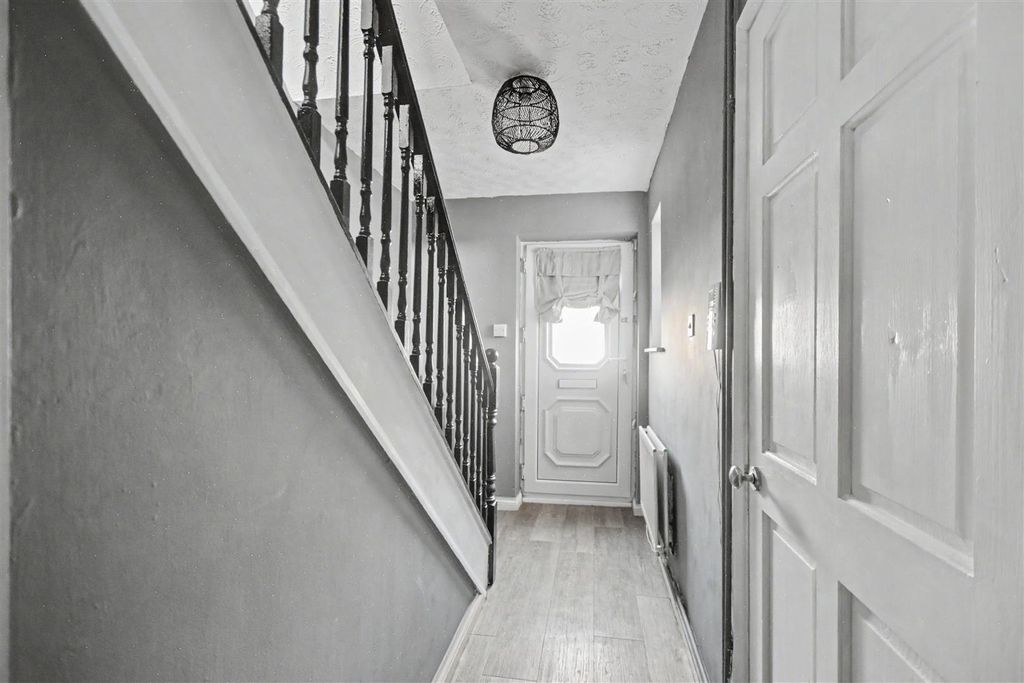 Property photo 2 of 22 Entrance Hall_2.Jpeg