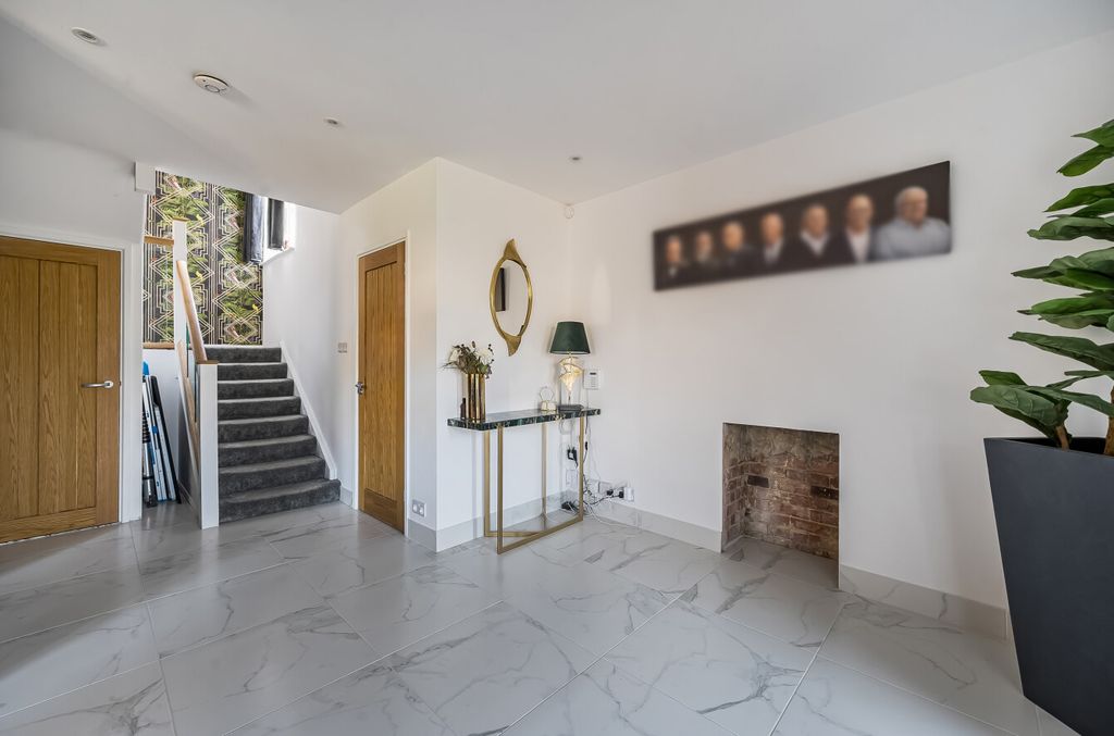 Property photo 3 of 23 1384361-38-692Ef7...