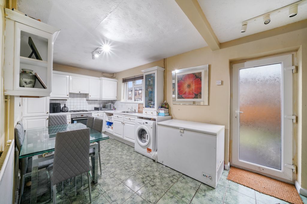 Property photo 2 of 11 121 Meadfield - Zurc33Iunlr6Bbrprgfq