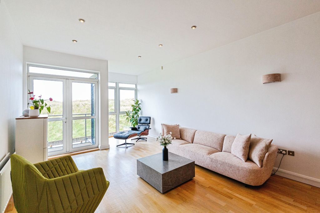 Property photo 3 of 21 Lounge Area