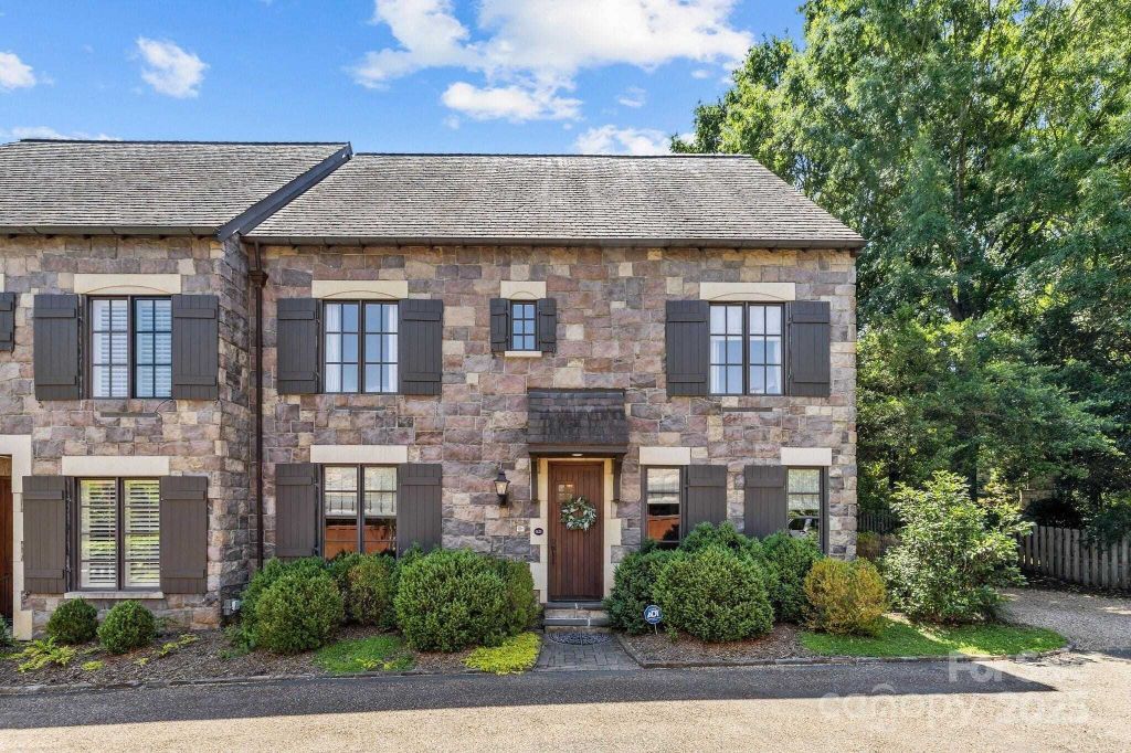 Property photo 1 of 32