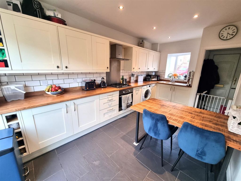 Property photo 1 of 10 Kitchen