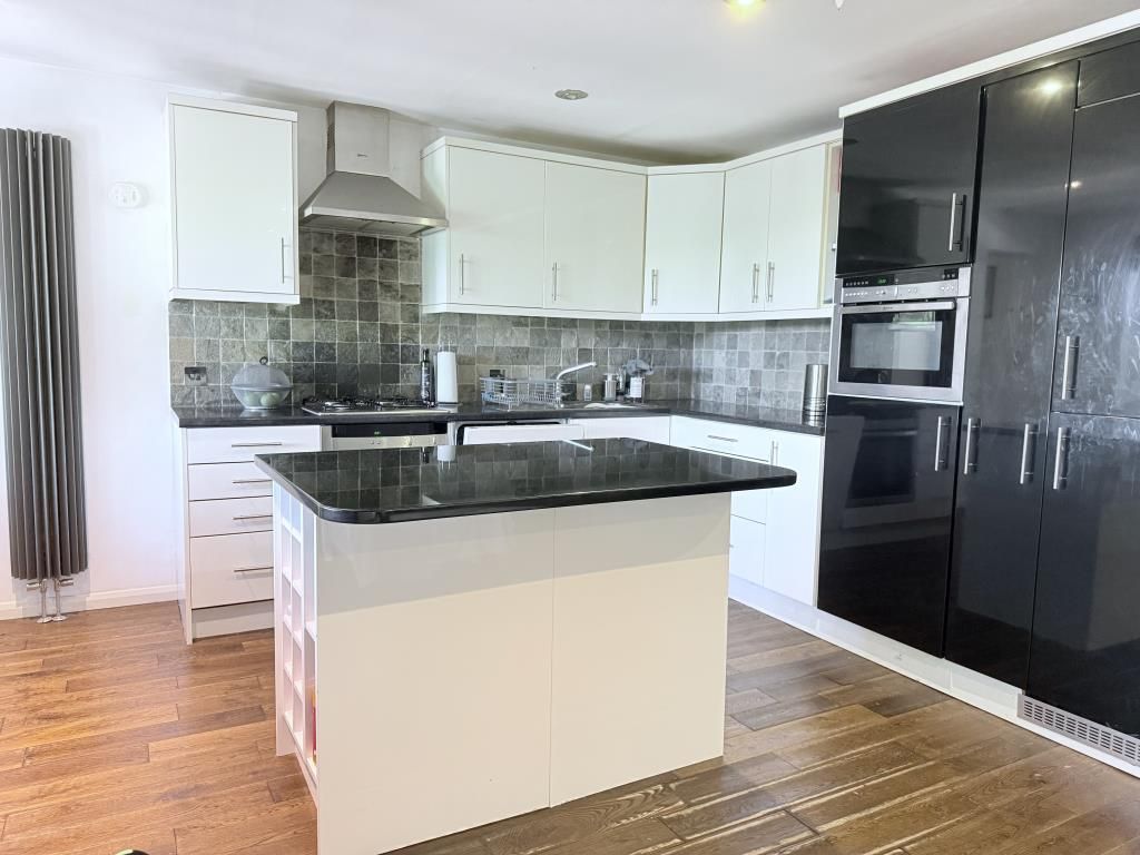 Property photo 3 of 19 Kitchen