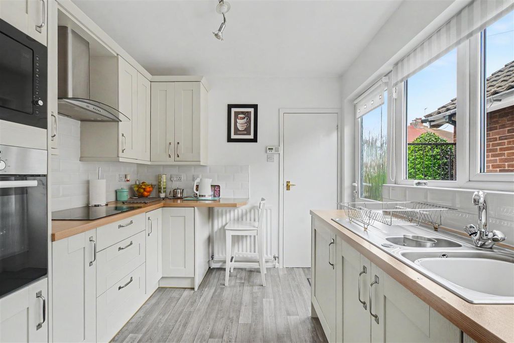 Property photo 3 of 17 Kitchen