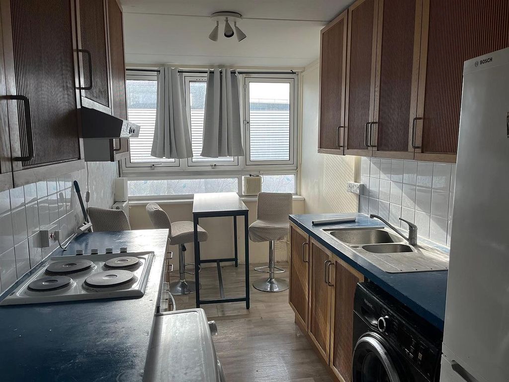 Property photo 1 of 7 Kitchen, Lucas Court, Eden Harper Sw11Itchen.Jpg