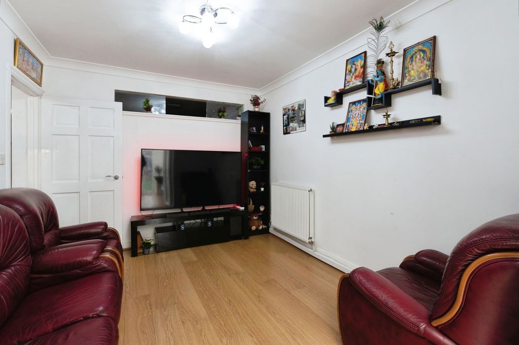 Property photo 2 of 15 Lounge