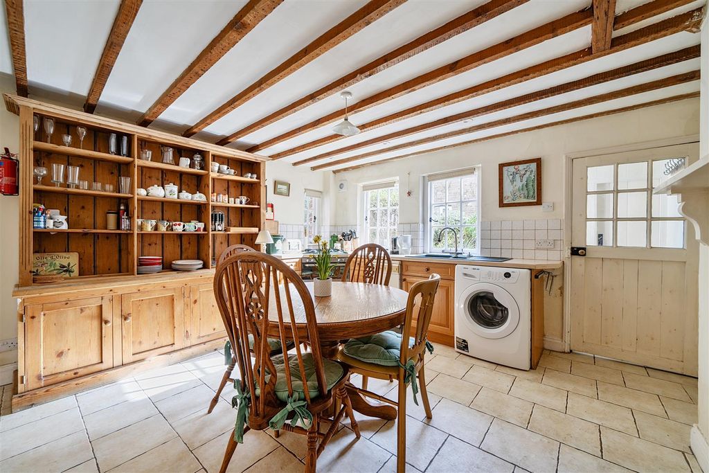 Property photo 3 of 11 Kitchen