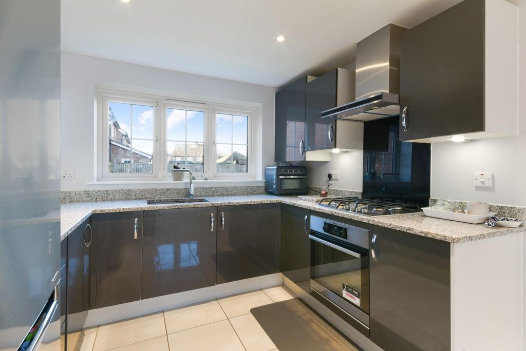 Property photo 3 of 13 Hayton Crescent,  8.Jpg