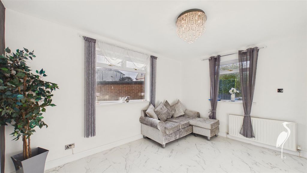 Property photo 3 of 16 Lounge