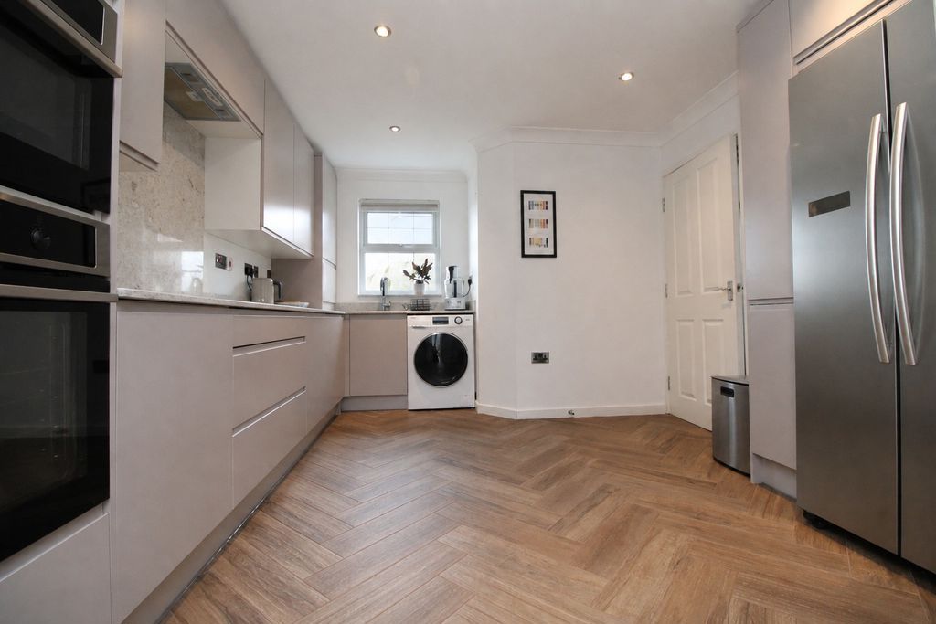 Property photo 2 of 14 Kitchen