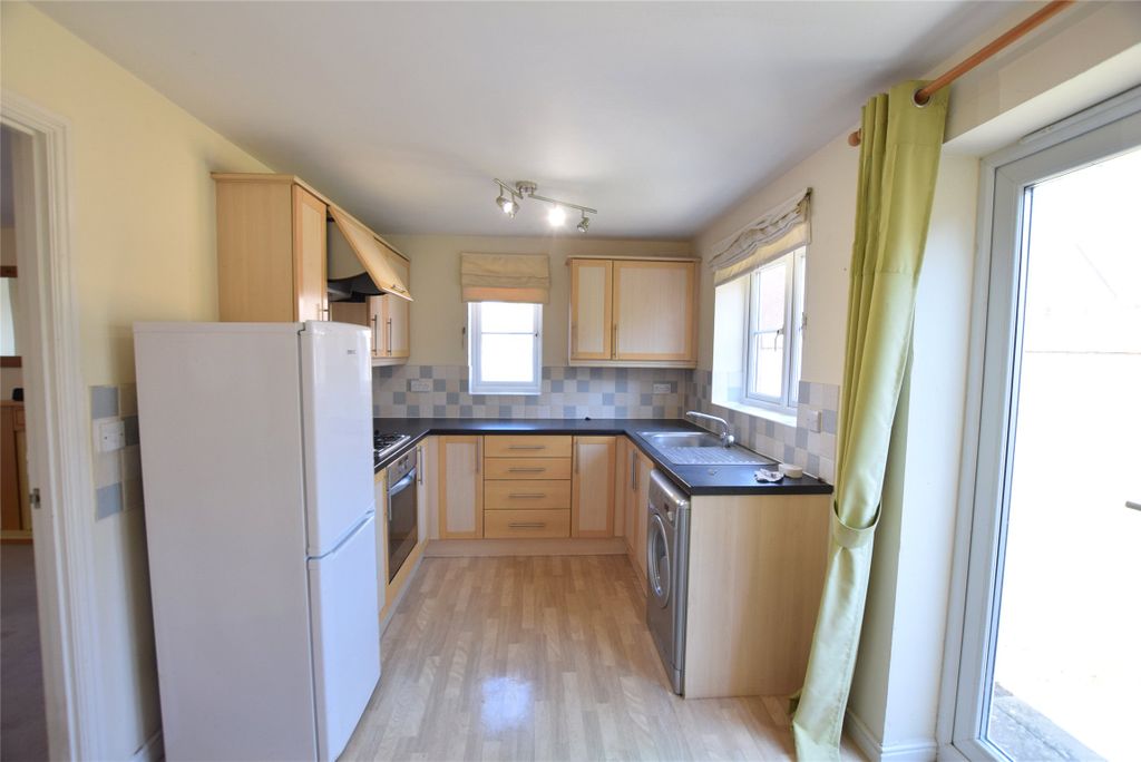 Property photo 3 of 9 Kitchen