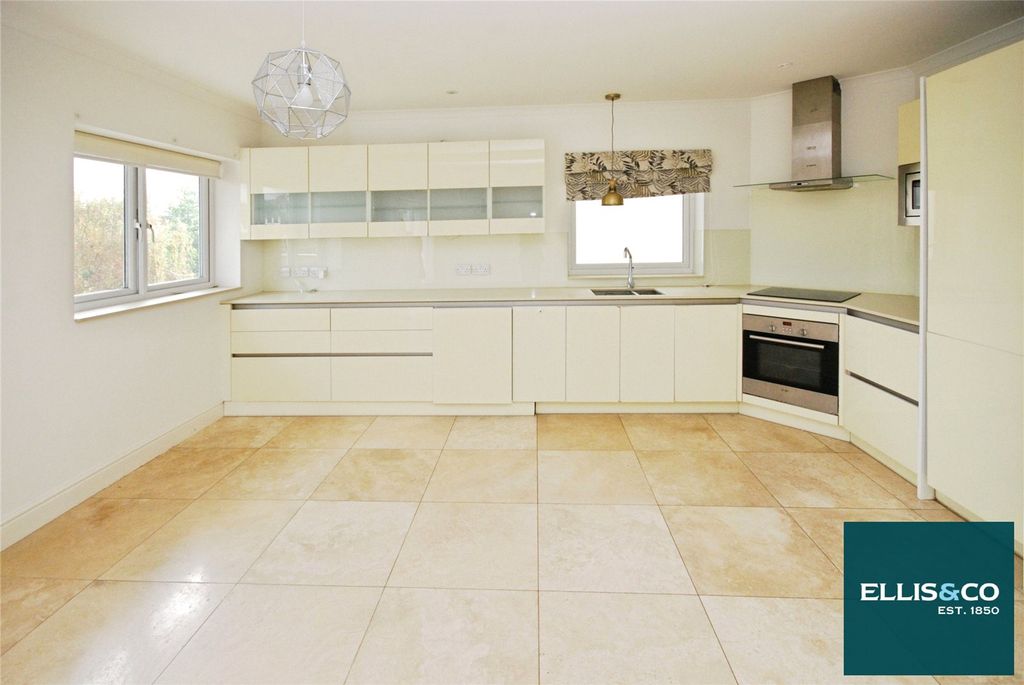 Property photo 2 of 15 Picture No. 28