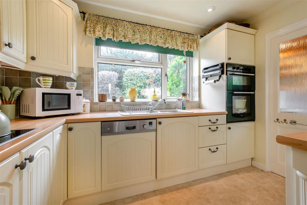 Property photo 3 of 17 Kitchen