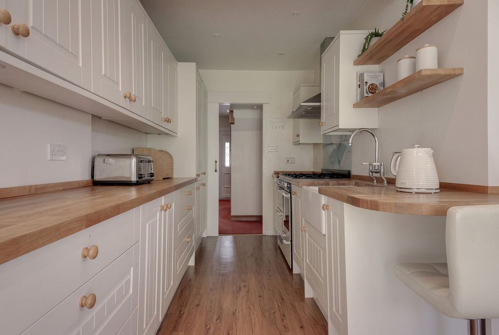 Property photo 3 of 17 Kitchen