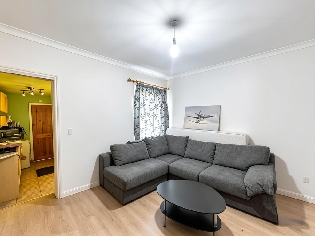 Property photo 1 of 6 Flat 2 924 Harrow Road (2)