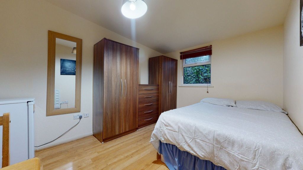 Property photo 1 of 9 Bedroom