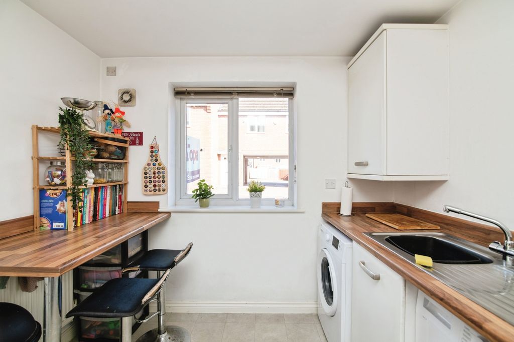 Property photo 3 of 18 Breakfast Kitchen
