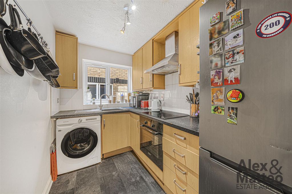 Property photo 3 of 15 Rossetti Road