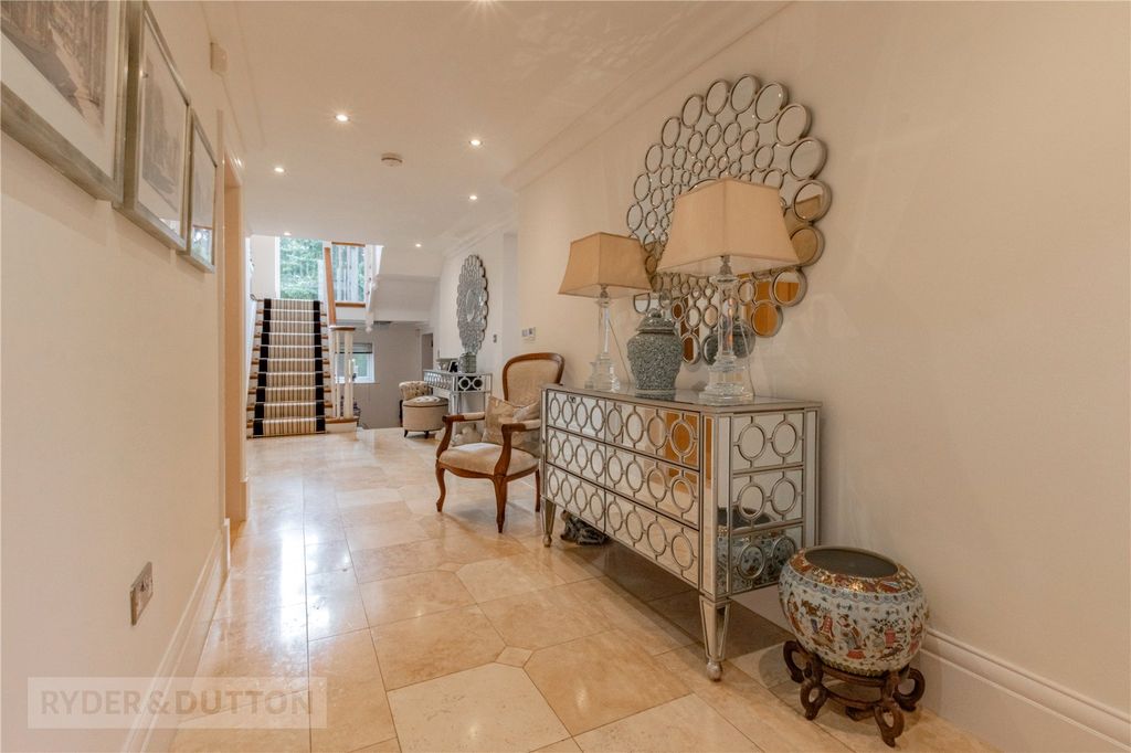 Property photo 3 of 51 Entrance Hall