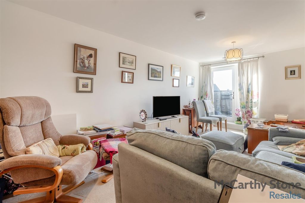 Property photo 2 of 19 8683540-Interior03.Jpg