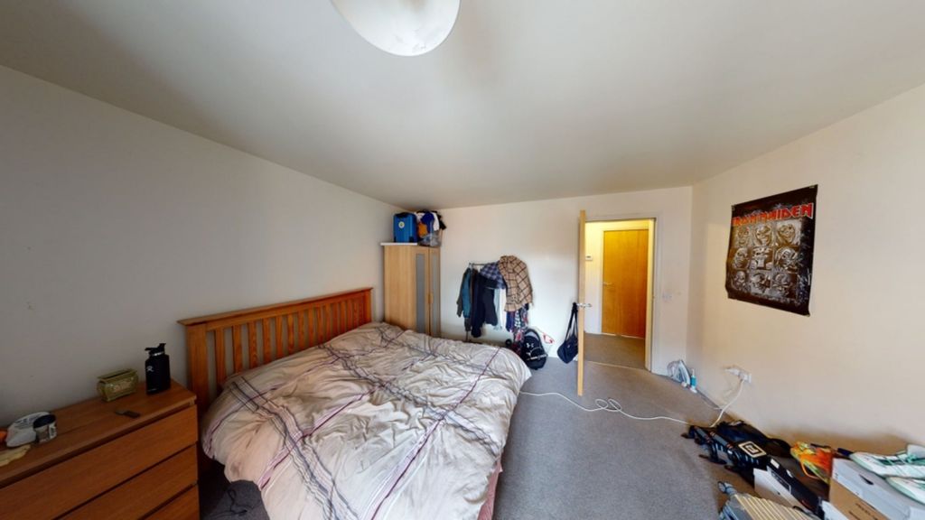 Property photo 2 of 5 A Spacious Double Bedroom With Ample Room For Stud...