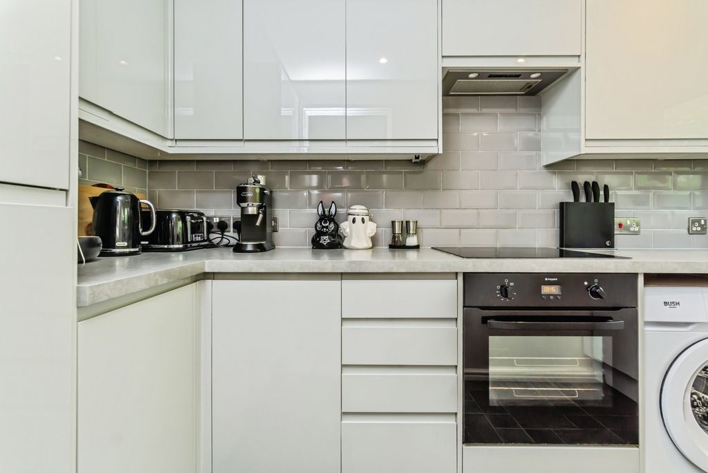 Property photo 2 of 8 Kitchen