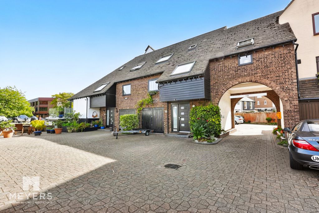 Property photo 2 of 33