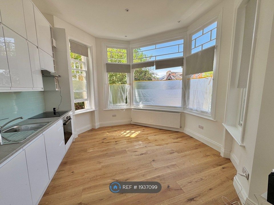 Property photo 1 of 12 Kitchen Lounge