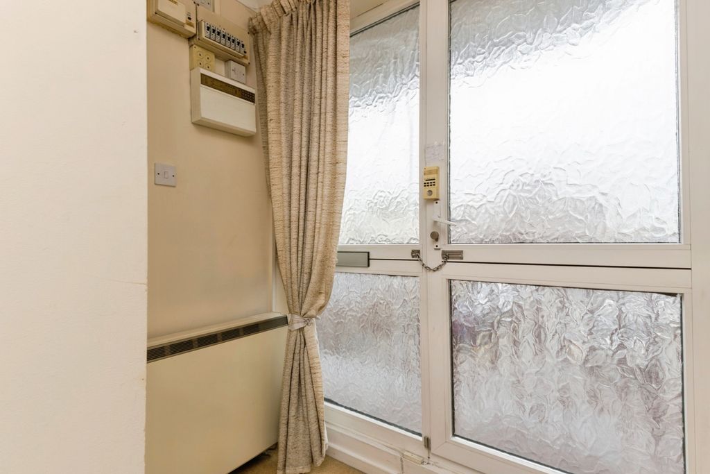 Property photo 2 of 10 Entryway