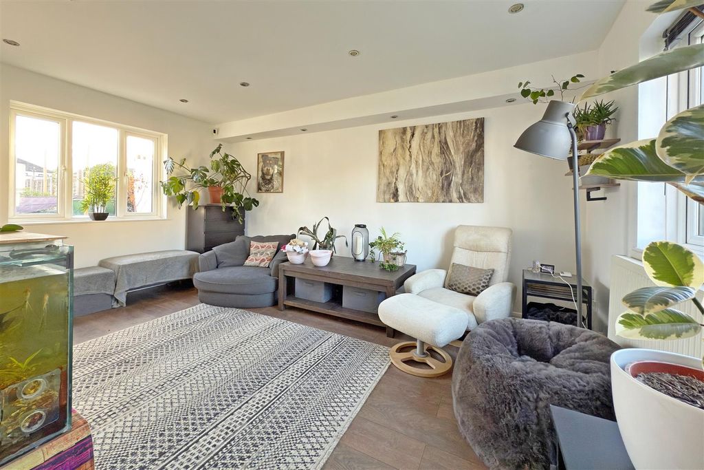 Property photo 2 of 11 Lounge