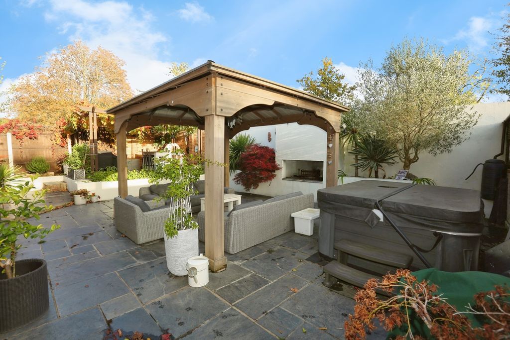 Property photo 3 of 17 Photo