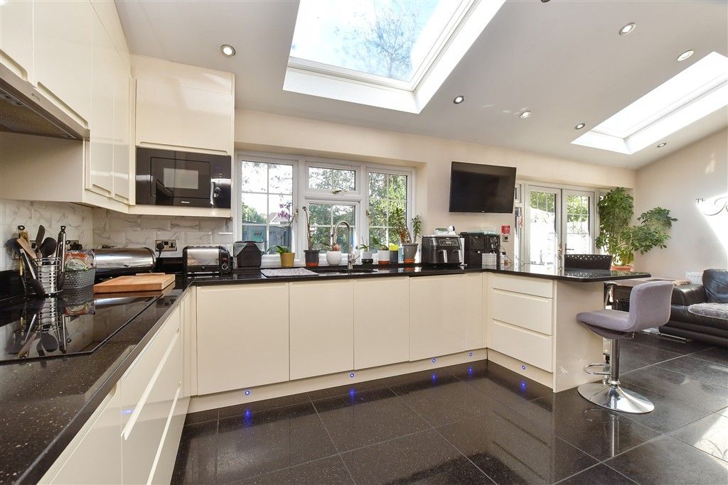 Property photo 3 of 16 Kitchen / Breakfast Area