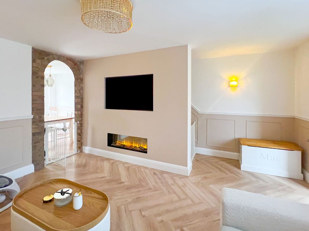 Property photo 3 of 16 Image00015