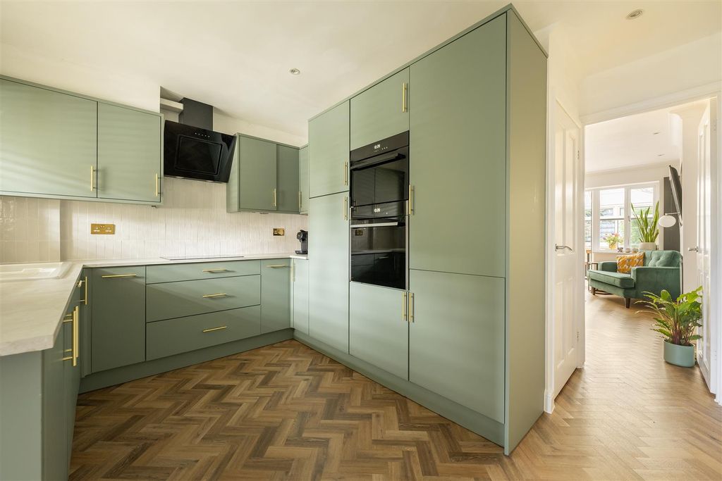 Property photo 2 of 24 Stanley Road, E18