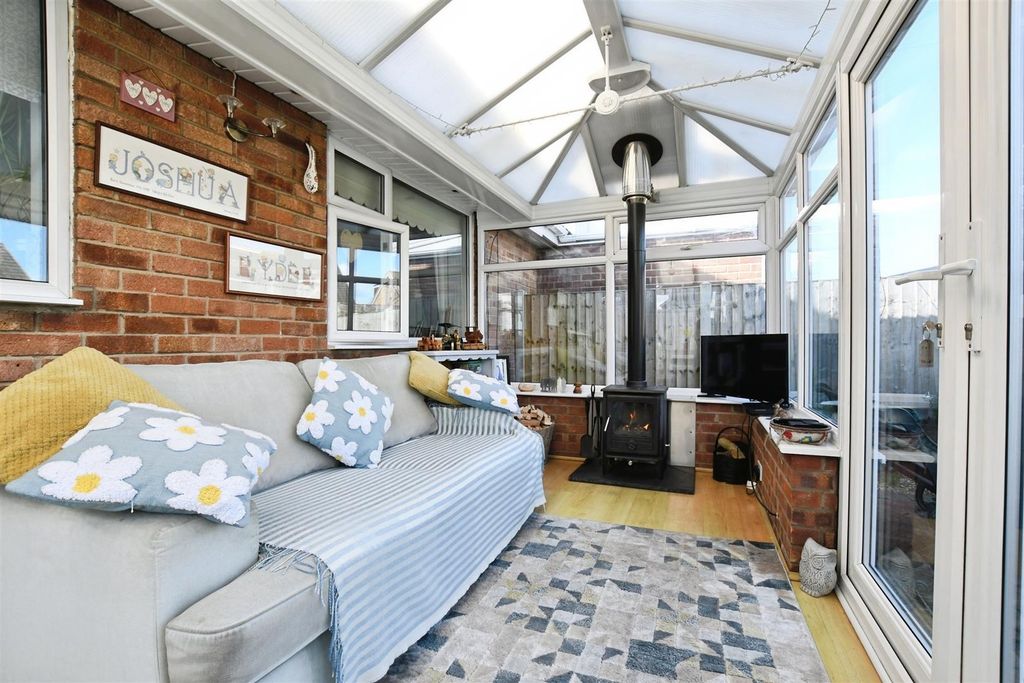 Property photo 2 of 18 Conservatory