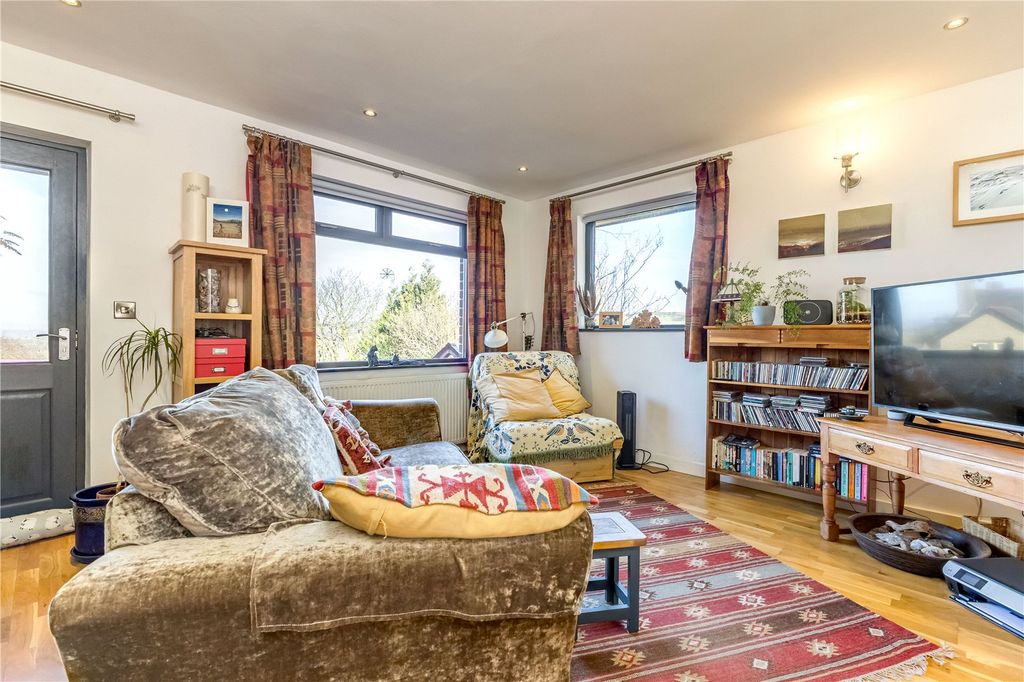 Property photo 3 of 22 Lounge