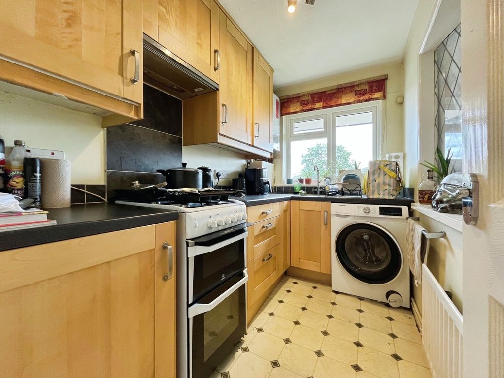Property photo 3 of 10 Kitchen