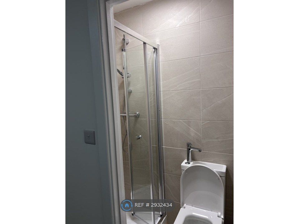 Property photo 3 of 6 Ensuite