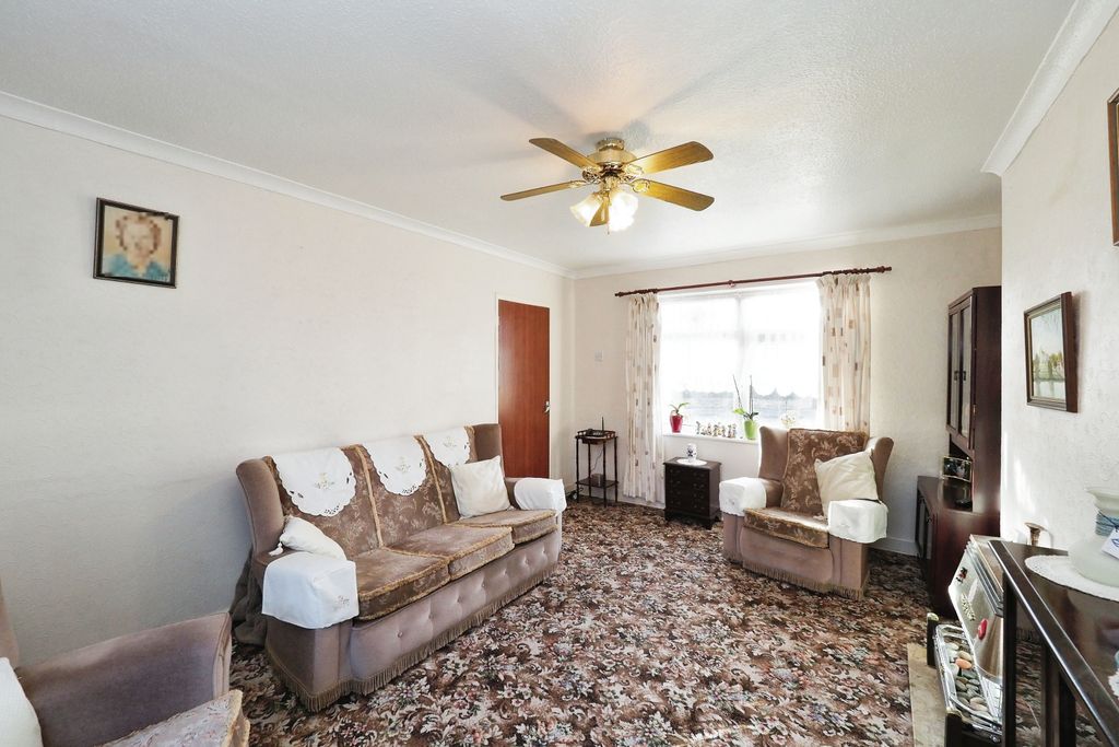 Property photo 3 of 20 Fantastic Sized Lounge