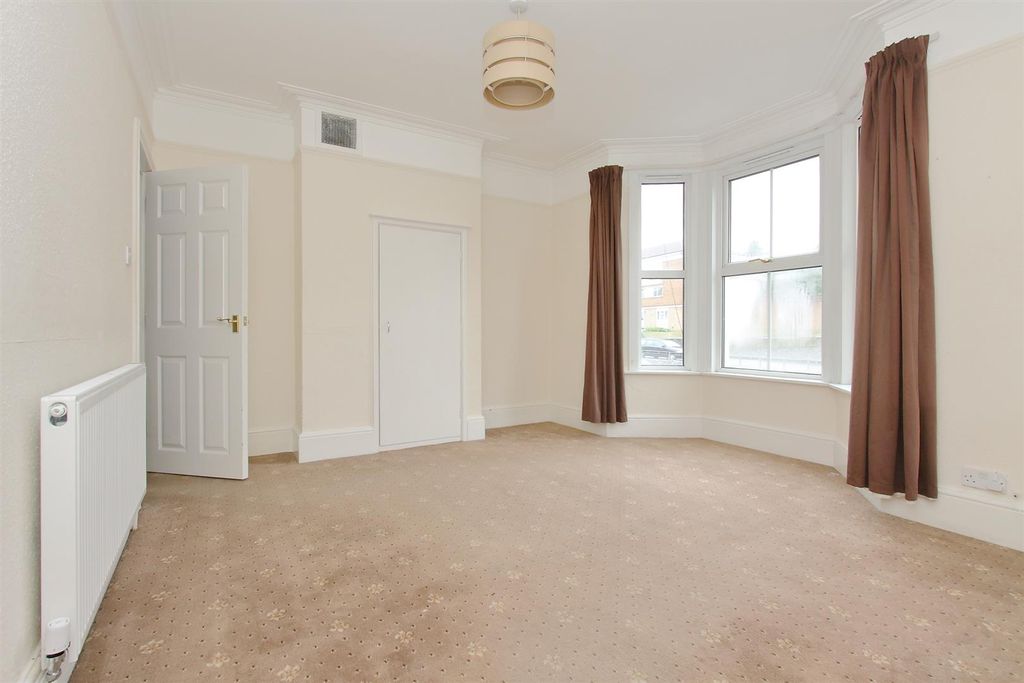 Property photo 3 of 15 77A Estcourt Road (8).Jpg