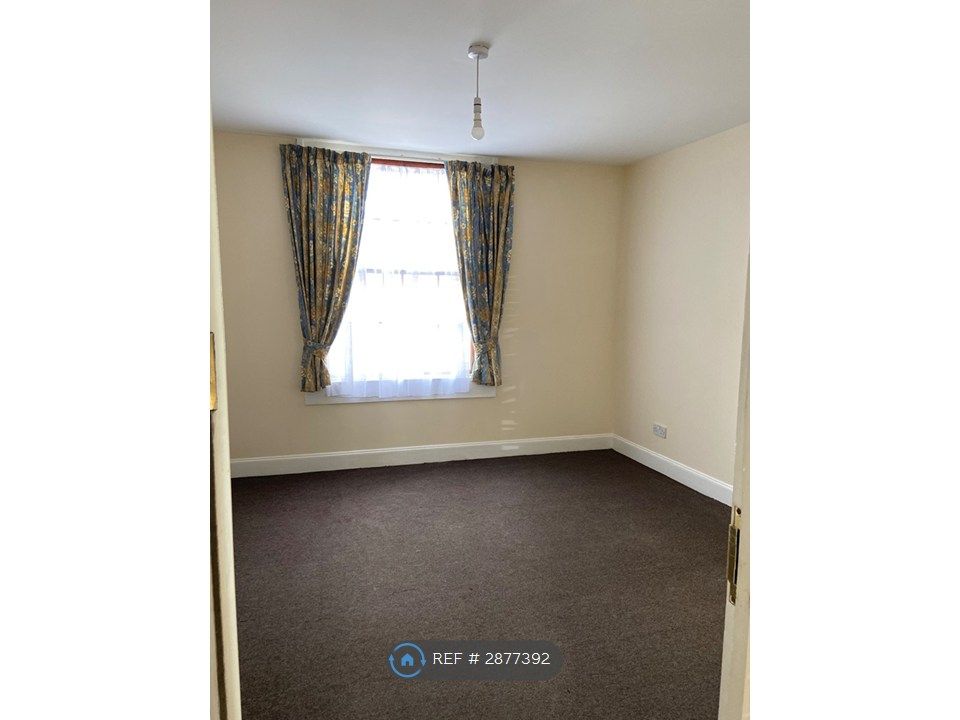 Property photo 3 of 7 Bedsit On 3rd Floor