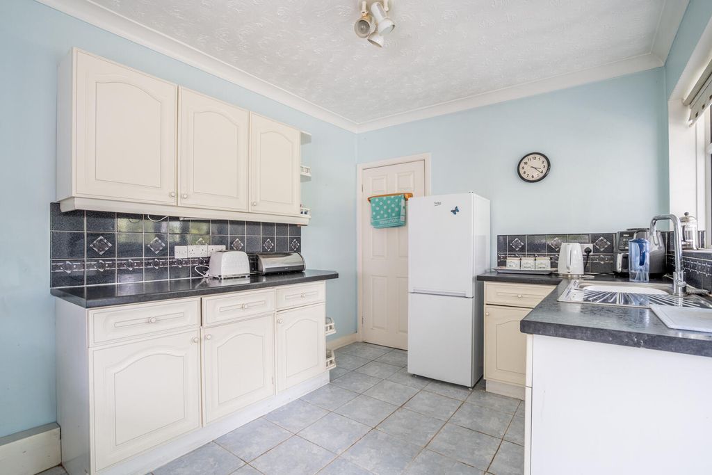 Property photo 3 of 22 Kitchen