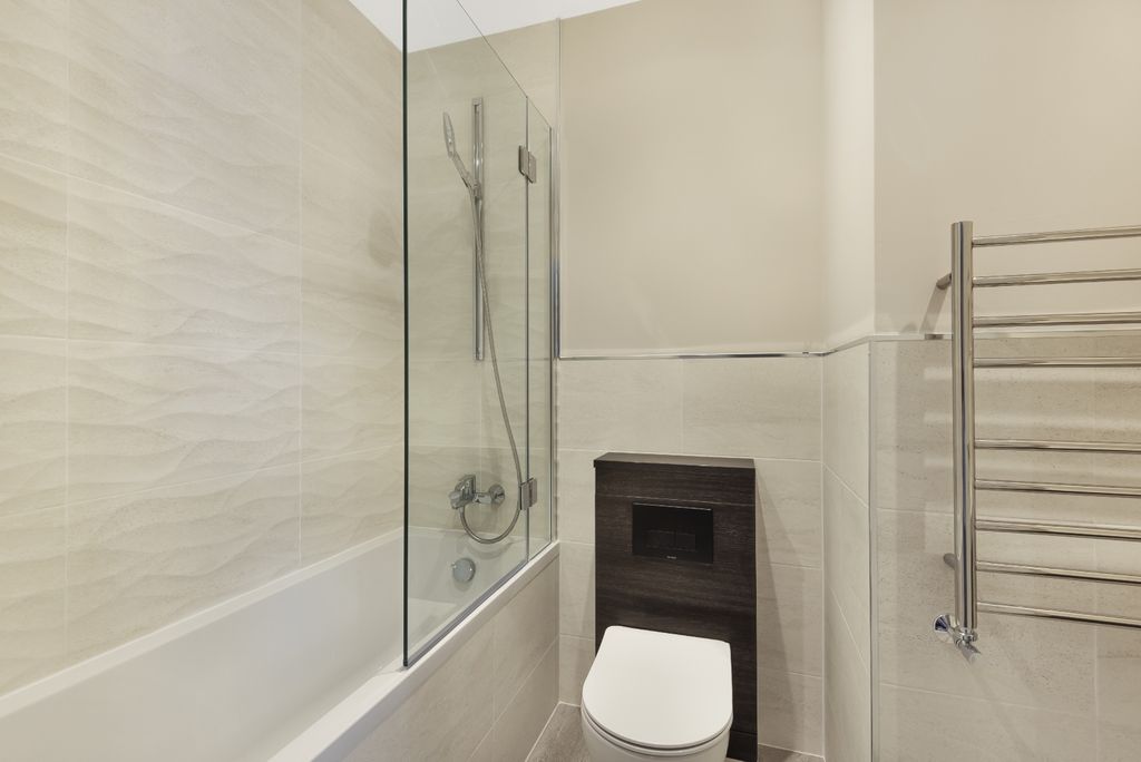 Property photo 3 of 8 Ensuite