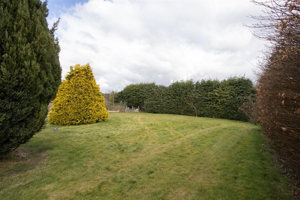 Property photo 3 of 28 Garden
