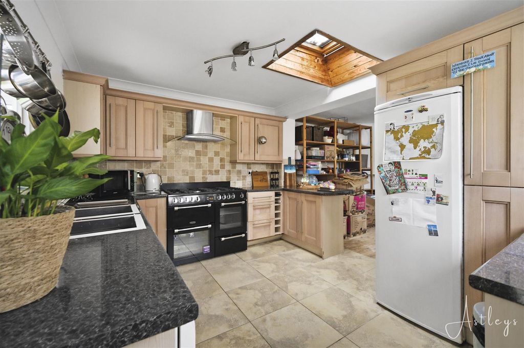 Property photo 3 of 17 Kitchen