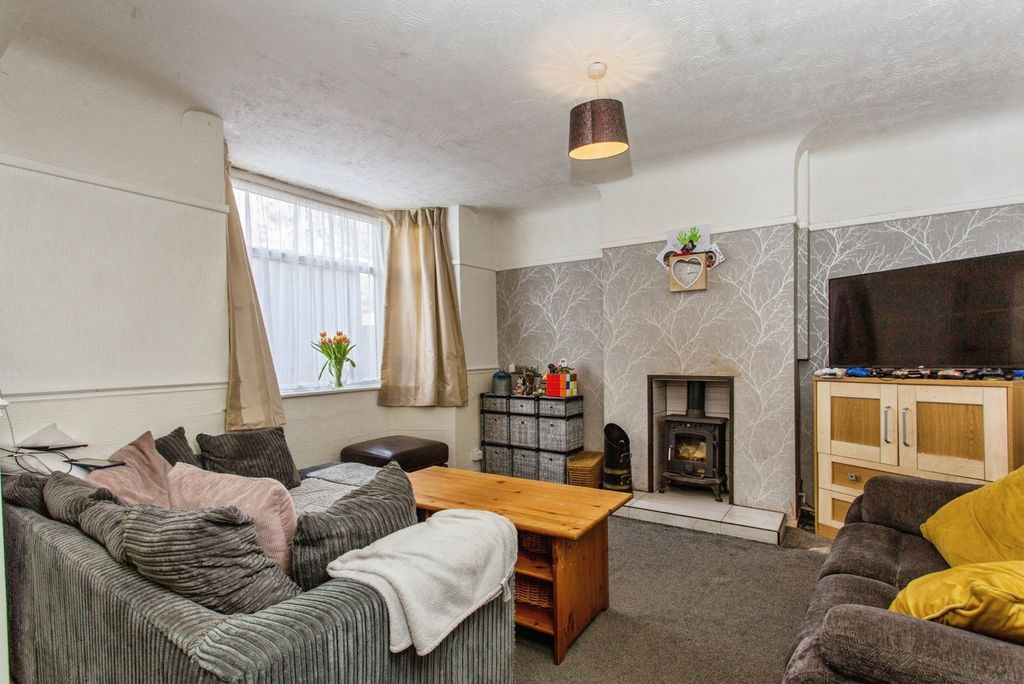 Property photo 3 of 16 Lounge